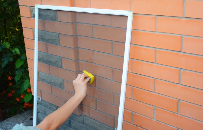 Fliegengitter reinigt man am besten, wenn man ohnehin die Fenster putzt.<span class='image-autor'>Foto: Radovan1 / shutterstock.com</span>