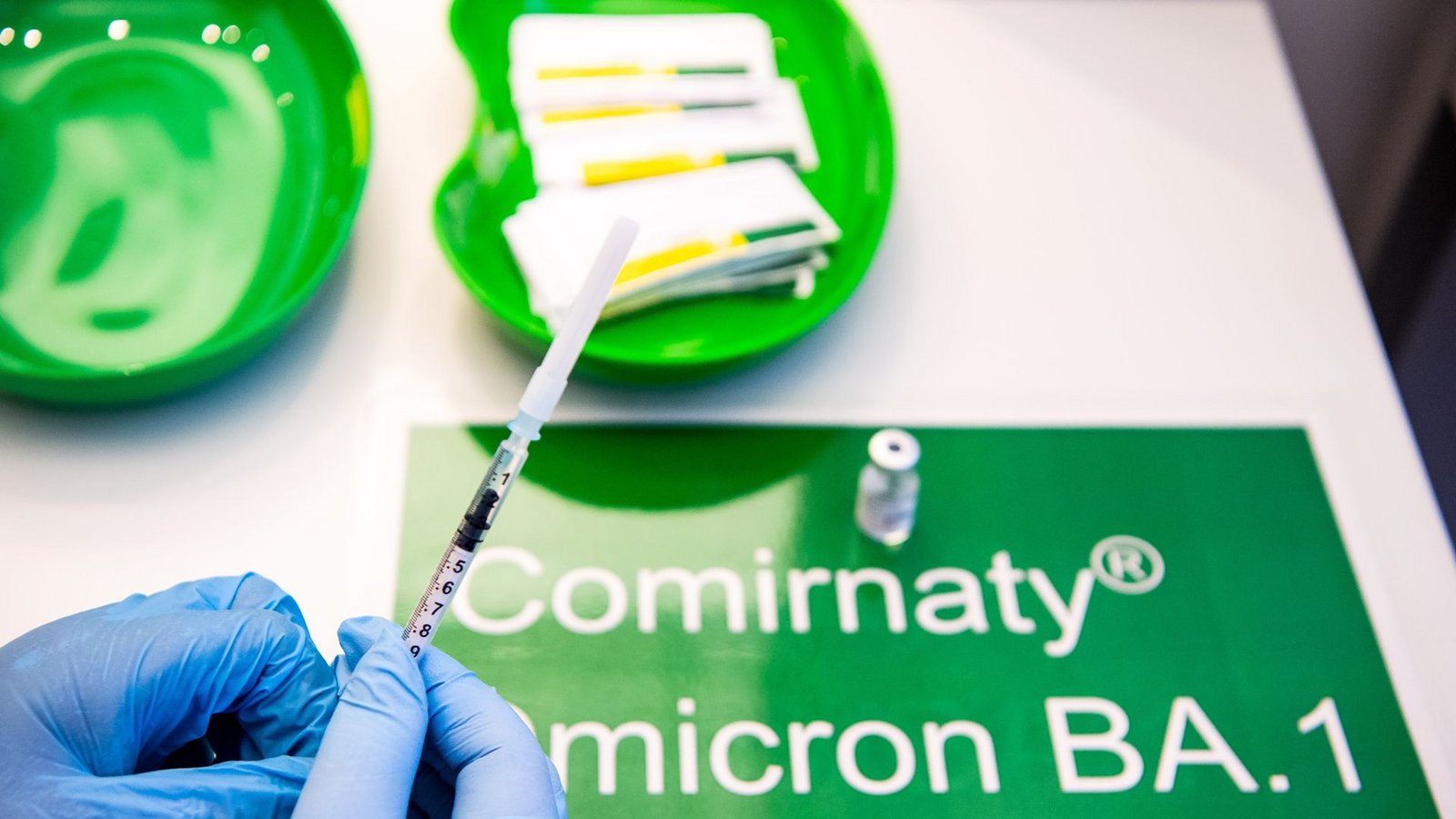 Eine Spritze wird in einem Bremer Impfzentrum mit dem neuen Impfstoff Comirnaty von BioNTech/Pfizer aufgezogen.Foto: dpa/Sina Schuldt Eine Spritze wird in einem Bremer Impfzentrum mit dem neuen Impfstoff Comirnaty von BioNTech/Pfizer aufgezogen.Foto: dpa/Sina Schuldt