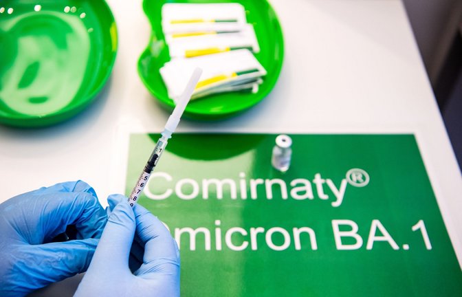 Eine Spritze wird in einem Bremer Impfzentrum mit dem neuen Impfstoff Comirnaty von BioNTech/Pfizer aufgezogen.<span class='image-autor'>Foto: dpa/Sina Schuldt</span>