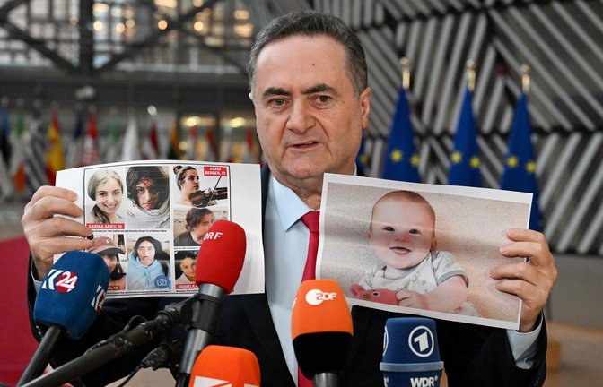 Israels Außenminister Israel Katz zeigt beim Treffen der Außenminister in Brüssel Fotos von Geiseln, die von der Hamas verschleppt wurden.<span class='image-autor'>Foto: AFP/JOHN THYS</span>