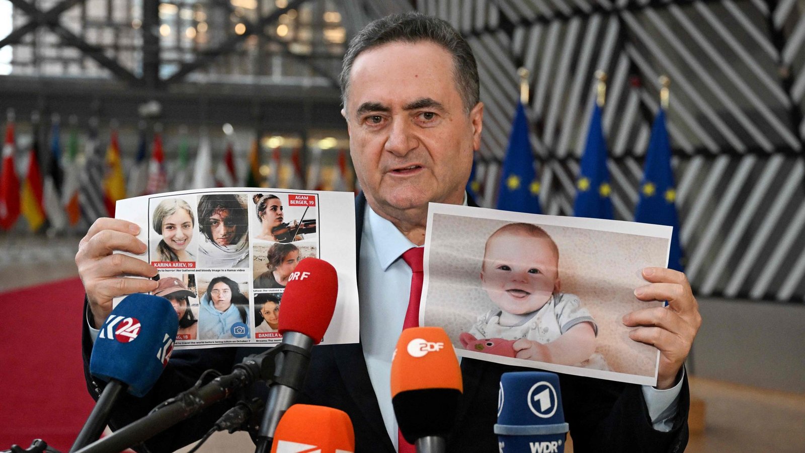Israels Außenminister Israel Katz zeigt beim Treffen der Außenminister in Brüssel Fotos von Geiseln, die von der Hamas verschleppt wurden.Foto: AFP/JOHN THYS Israels Außenminister Israel Katz zeigt beim Treffen der Außenminister in Brüssel Fotos von Geiseln, die von der Hamas verschleppt wurden.Foto: AFP/JOHN THYS