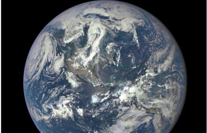 Die Masse der Erde beträgt: 5,975 x 10^24 Kilogramm (= 1 Quadrillion also 5,972 Quadrillionen Kilogramm). Das sind eine Million Milliarden Milliarden oder 5,975 Trilliarden Tonnen.<span class='image-autor'>Foto: Nasa/dpa</span>