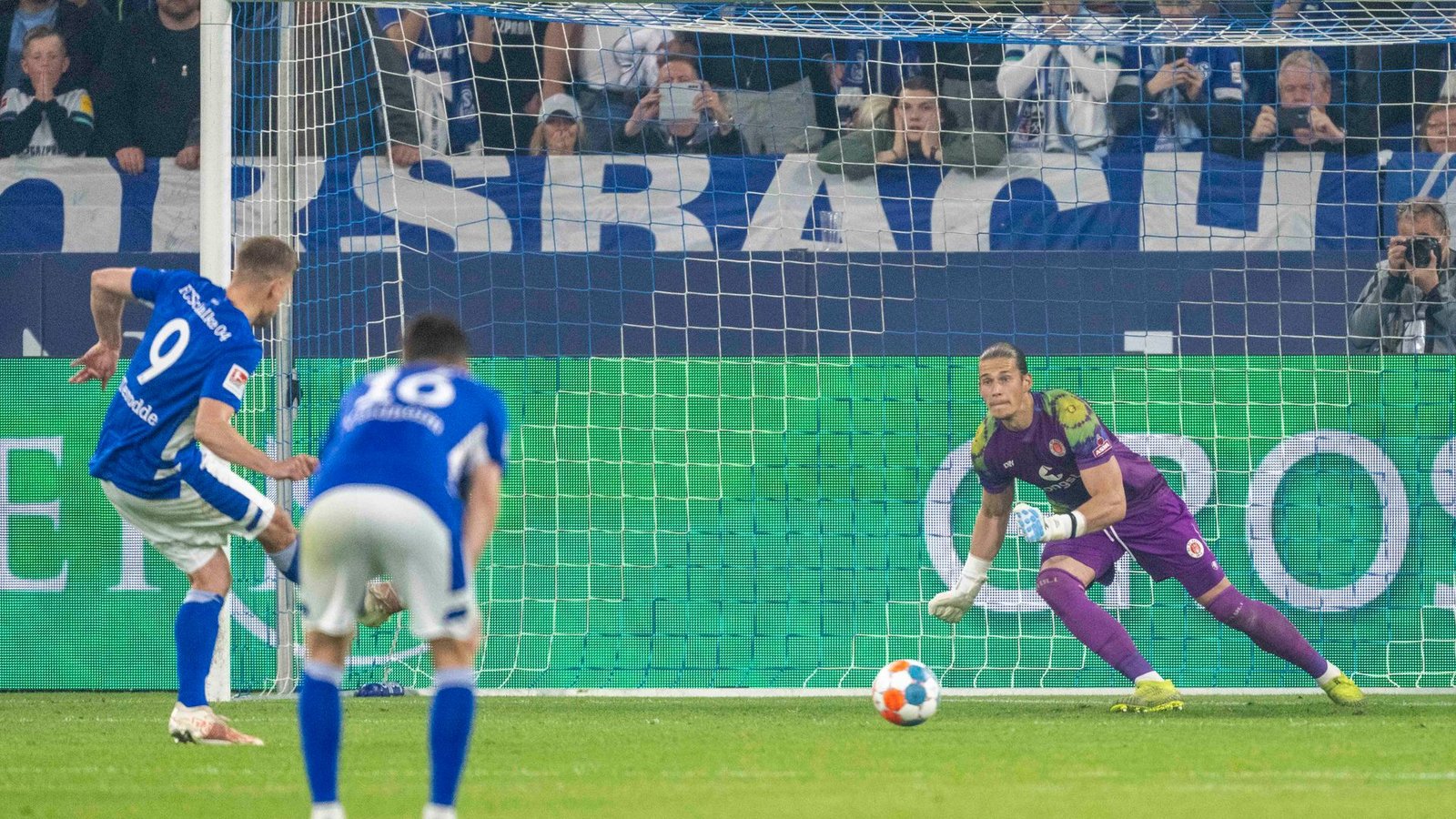 Schalkes Simon Terodde verwandelte den Elfmeter ganz sicher.Foto: David Inderlied/dpa