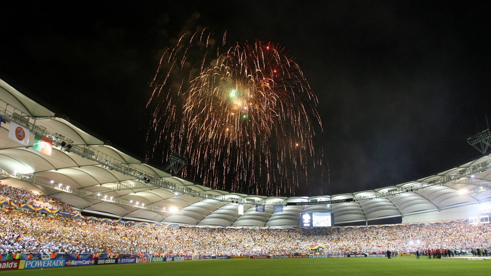 Eine ganz besondere Atmosphäre: Nach dem Spiel erleuchtet ein Feuerwerk den Stuttgarter Nachthimmel.Foto: imago