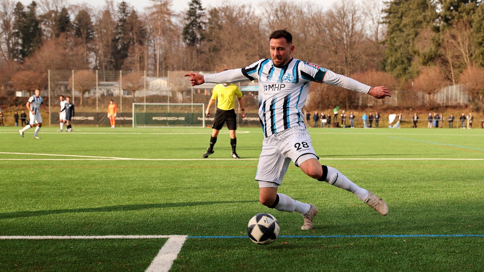 Kickers-Kapitän Lukas Kiefer scheitert beim Torabschluss.Foto: Baumann/Alexander Keppler