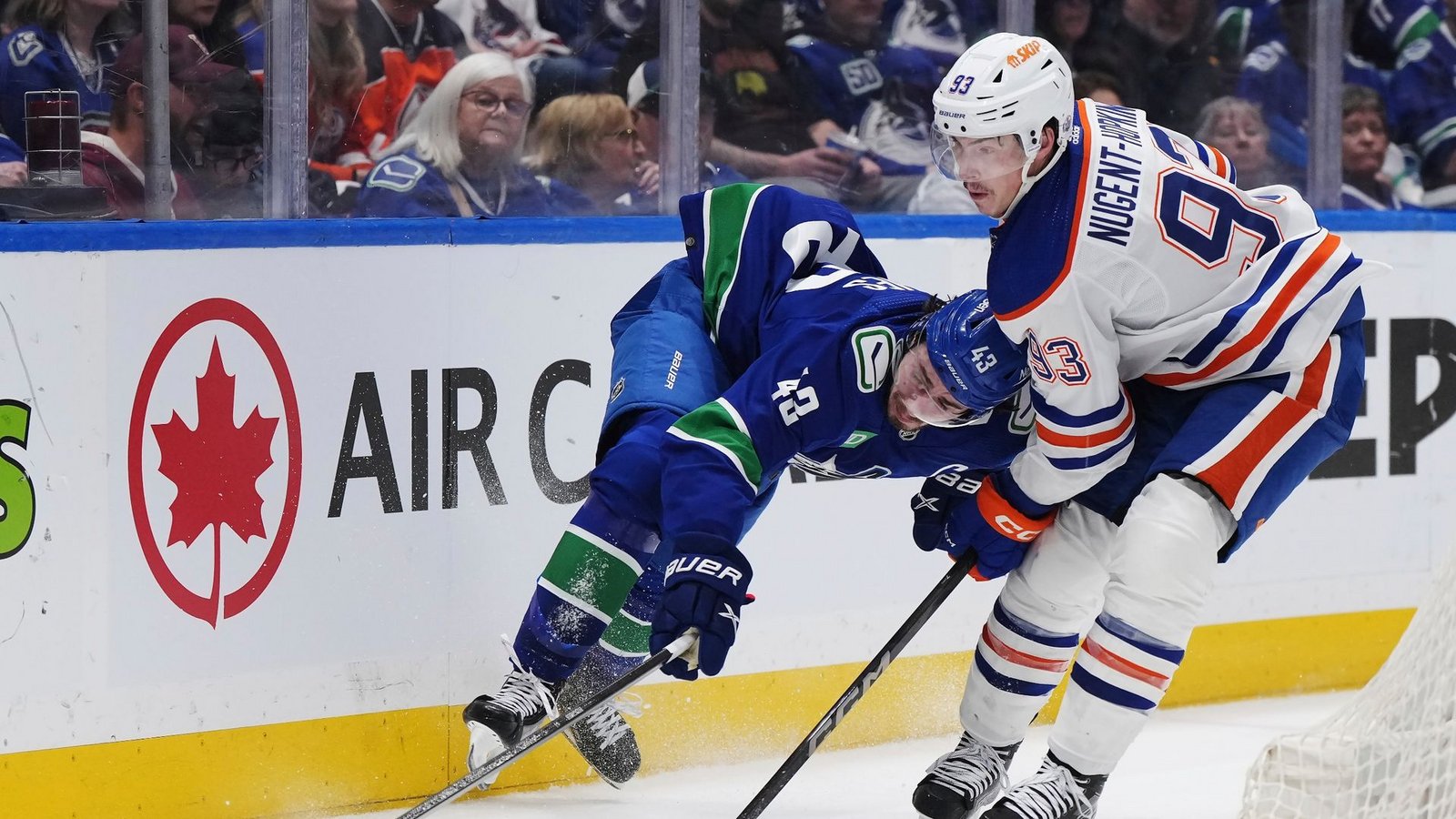 Quinn Hughes von den Vancouver Canucks wird von Ryan Nugent-Hopkins von den Edmonton Oilers zu Fall gebracht.Foto: Darryl Dyck/The Canadian Press via AP/dpa