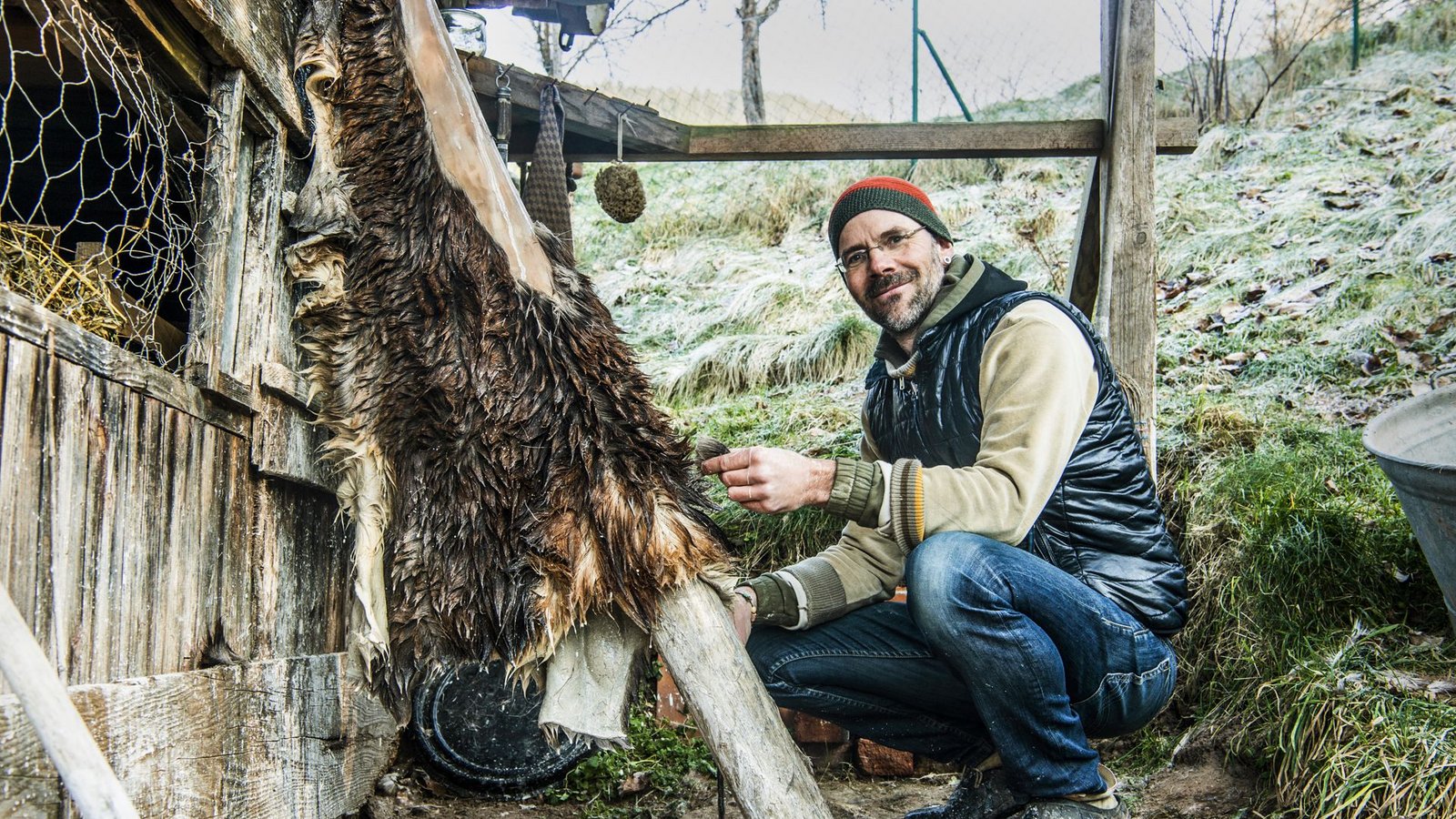 Acht Tage ist Markus Klek  mit einem Mantel, den er sich aus Hirschhaut gefertigt hat, durch den Schwarzwald gewandert und  hat sein Essen in Schweineblasen aufbewahrt.Foto: &nbsp;