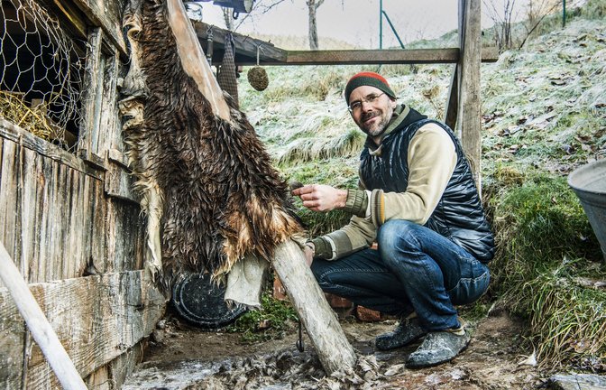 Acht Tage ist Markus Klek  mit einem Mantel, den er sich aus Hirschhaut gefertigt hat, durch den Schwarzwald gewandert und  hat sein Essen in Schweineblasen aufbewahrt.<span class='image-autor'>Foto: &nbsp;</span>