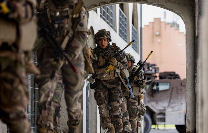 Nachdem Paris und London grundsätzliche  Bereitschaft zur Beteiligung an einer Friedenstruppe für die Ukraine signalisiert haben, üben aktuell Soldaten beider Länder nahe Reims.<span class='image-autor'>Foto: AFP/Sameer al-Doumy</span>