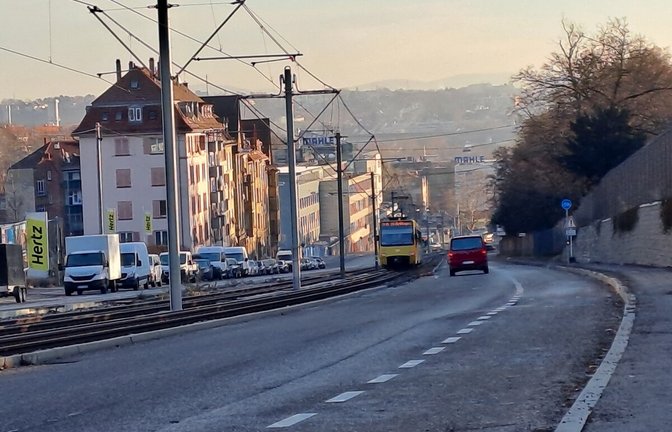 Die beiden Fahrspuren in Richtung Wilhelma werden in den kommenden zwei Jahren zurückgebaut. Hier plant die Stadt einen Geh- und einen Radweg und will jede Menge Bäume pflanzen.<span class='image-autor'>Foto: Uli Nagel</span>