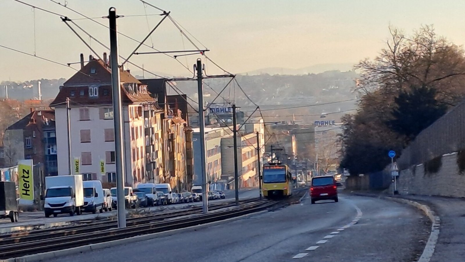 Die beiden Fahrspuren in Richtung Wilhelma werden in den kommenden zwei Jahren zurückgebaut. Hier plant die Stadt einen Geh- und einen Radweg und will jede Menge Bäume pflanzen.Foto: Uli Nagel Die beiden Fahrspuren in Richtung Wilhelma werden in den kommenden zwei Jahren zurückgebaut. Hier plant die Stadt einen Geh- und einen Radweg und will jede Menge Bäume pflanzen.Foto: Uli Nagel