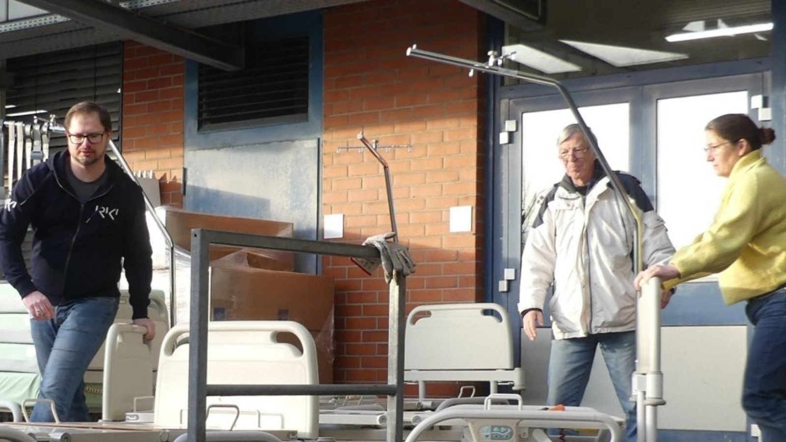 Beim Beladen (von links): Fabian Sautter (Pflegecontrolling und Digitalisierung beim RKH), der Sachsenheimer GAW-Projektleiter Ulrich Hirsch und einer RKH-Mitarbeiterin schieben die Pflegebetten auf den Lastwagen. Foto: Kurt Rapp/GAW Beim Beladen (von links): Fabian Sautter (Pflegecontrolling und Digitalisierung beim RKH), der Sachsenheimer GAW-Projektleiter Ulrich Hirsch und einer RKH-Mitarbeiterin schieben die Pflegebetten auf den Lastwagen. Foto: Kurt Rapp/GAW