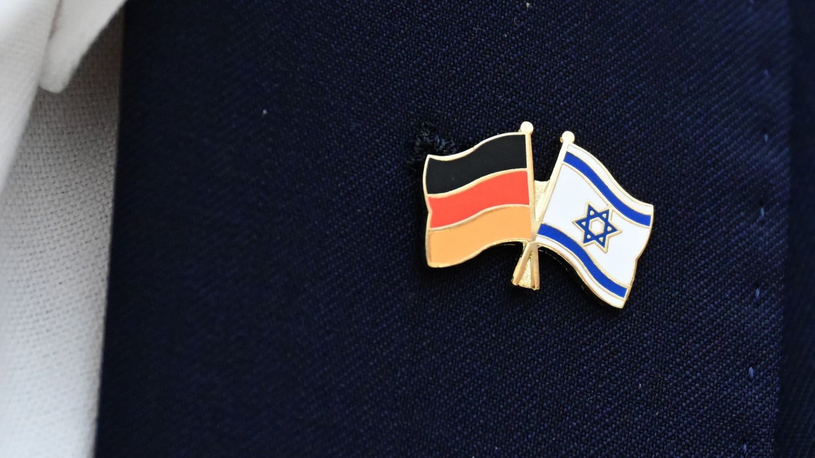 Das Opfer trug nach Angaben der Ermittler eine Anstecknadel mit der Flagge Israels am Revers. (Symbolbild)Bernd Weißbrod/dpa