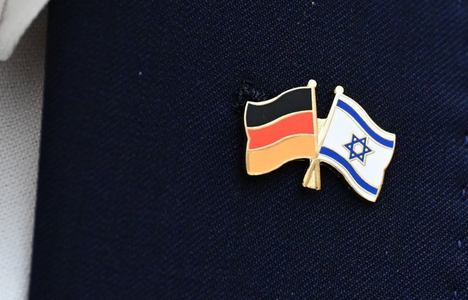 Das Opfer trug nach Angaben der Ermittler eine Anstecknadel mit der Flagge Israels am Revers. (Symbolbild)<span class='image-autor'>Bernd Weißbrod/dpa</span>
