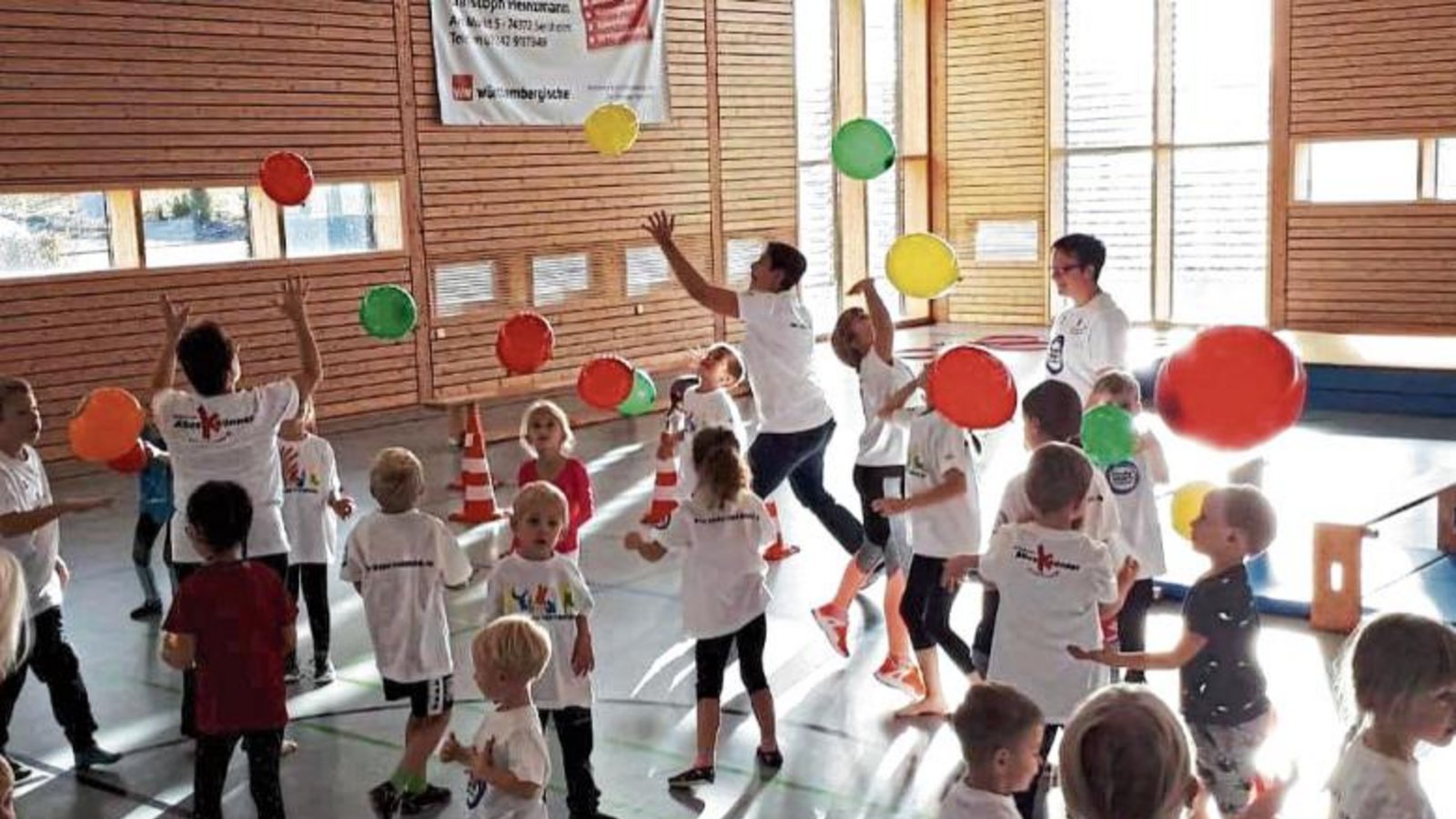 Mit Luftballons und Mitmachliedern hat der Tag des Kinderturnens begonnen. Foto: privat Mit Luftballons und Mitmachliedern hat der Tag des Kinderturnens begonnen. Foto: privat