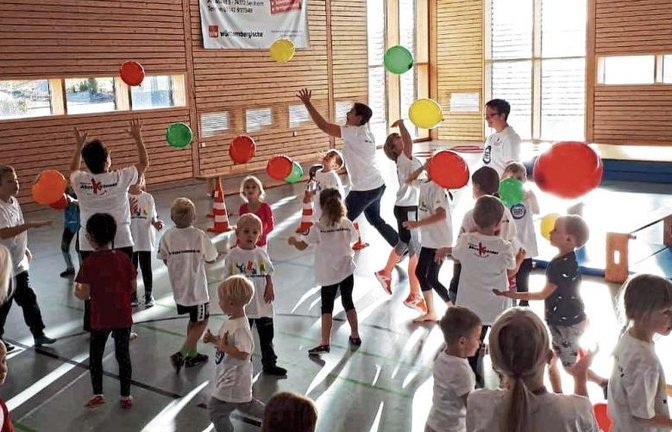 Mit Luftballons und Mitmachliedern hat der Tag des Kinderturnens begonnen. Foto: privat