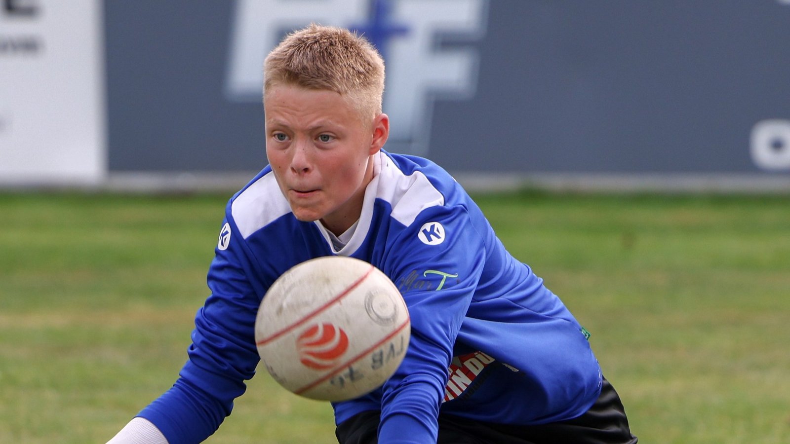 Vollen Einsatz zeigt Paul Schülke mit dem TV Ochsenbach bei der DM in Kellinghusen. Foto: Deutsche Faustball Liga/Spille