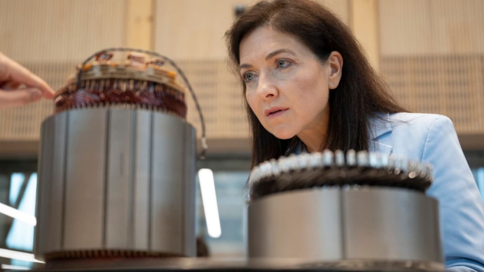 Hightech zum Anfassen: Bundeswirtschaftsministerin Katherina Reiche (CDU) besuchte jüngst den Maschinenbauer Trumpf. Hier bestaunt sie ein Teil eines Elektromotors.Marijan Murat/dpa