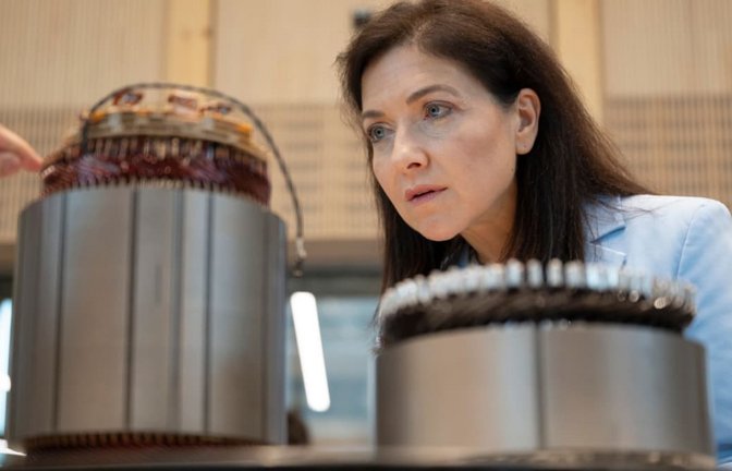 Hightech zum Anfassen: Bundeswirtschaftsministerin Katherina Reiche (CDU) besuchte jüngst den Maschinenbauer Trumpf. Hier bestaunt sie ein Teil eines Elektromotors.<span class='image-autor'>Marijan Murat/dpa</span>