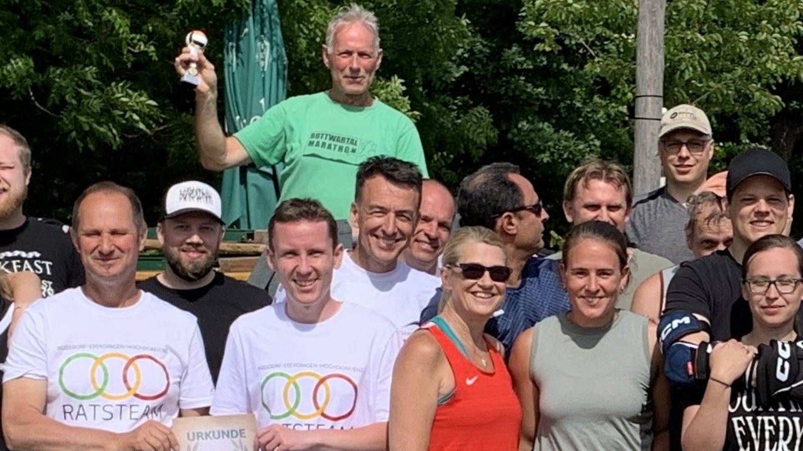 Am Ball: Die Teilnehmerinnen und Teilnehmer des Beachvolleyball-Turniers. Foto: Andreas Forster Am Ball: Die Teilnehmerinnen und Teilnehmer des Beachvolleyball-Turniers. Foto: Andreas Forster