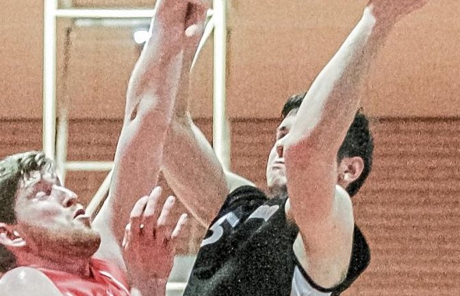 Auf Lennard Schurr (rechts) und die große Garde der BSG Vaihingen/Sachsenheim kommt viel Arbeit zu. Tabellenführer Heilbronn ist unter dem Korb sehr gut besetzt. Foto: Simecek