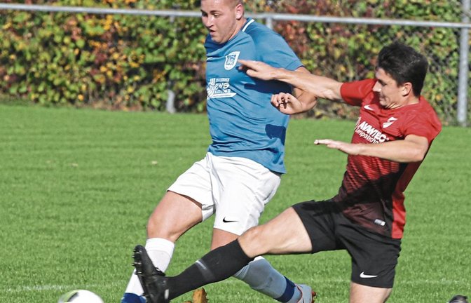 Horrheims Marco Burkhardt (rechts) hat vor allem in der ersten Halbzeit viele Lücken im defensiven Mittelfeld gestopft. Hier grätscht er Vaihingens Dominik Postpischel ab. Foto: Nachreiner