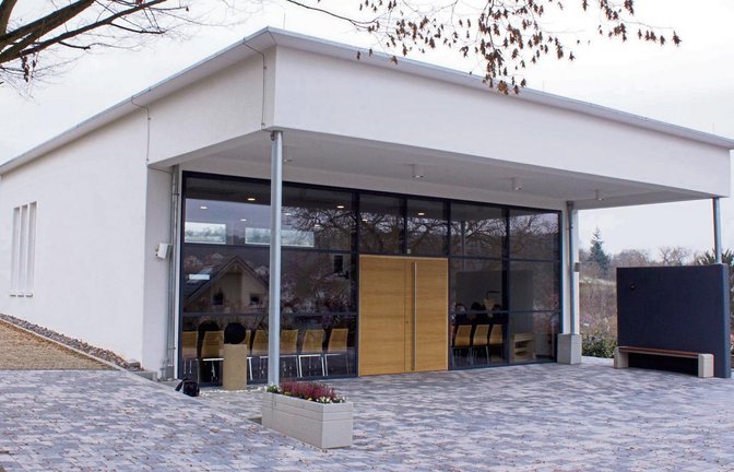 112 Personen haben in der neuen Aussegnungshalle, die unter anderem mit effektiver Technik ausgestattet ist, auf dem Eberdinger Friedhof Platz. Foto: Friedrich