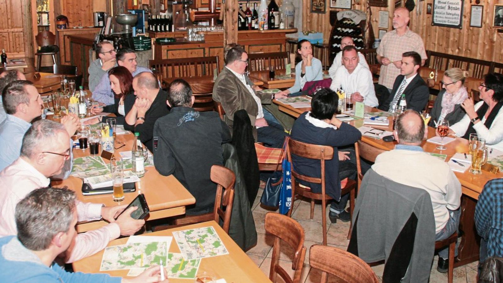 Große Besprechung für die 38. S-VKZ-Tour im Beutelkasten der Fessler Mühle. Am 19. August ist Sersheim das Ziel. Foto: Arning