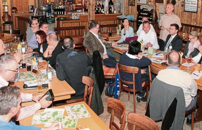 Große Besprechung für die 38. S-VKZ-Tour im Beutelkasten der Fessler Mühle. Am 19. August ist Sersheim das Ziel. Foto: Arning