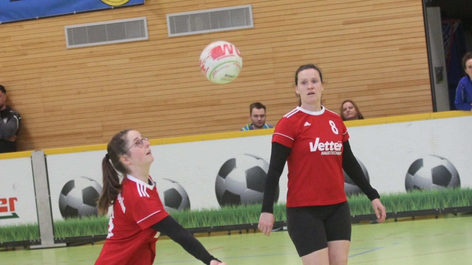 Anna Winkler und Marie-Therese Rothmaier (8).
