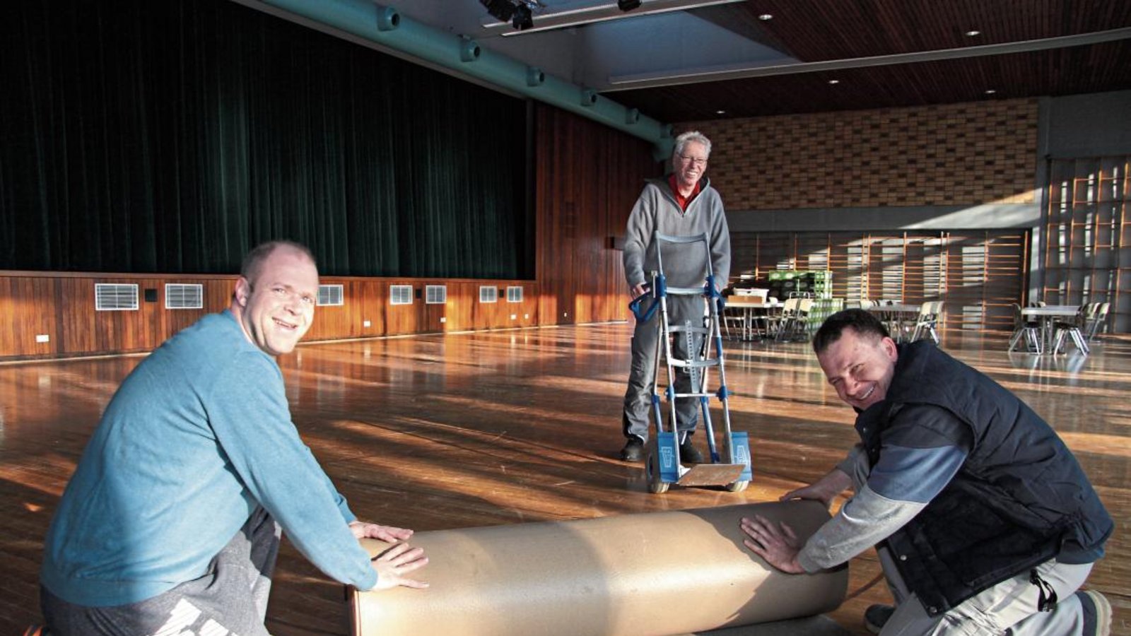 Zuerst wird der Teppich ausgerollt: Torsten Linzner, Karl Grausam und Sebastian Zaiß (von links) haben gestern in aller Frühe mit den Aufbauarbeiten für die Gewerbeschau in der Illinger Stromberghalle begonnen. Foto: Banholzer Zuerst wird der Teppich ausgerollt: Torsten Linzner, Karl Grausam und Sebastian Zaiß (von links) haben gestern in aller Frühe mit den Aufbauarbeiten für die Gewerbeschau in der Illinger Stromberghalle begonnen. Foto: Banholzer