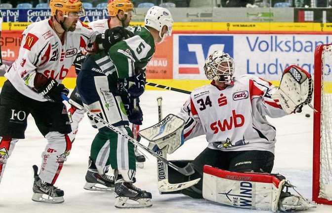 Glück für Bremerhavens Torwart Jonas Langmann (von rechts): Der Schuss von Robin Just springt vom Innenpfosten wieder heraus. Foto: Simecek