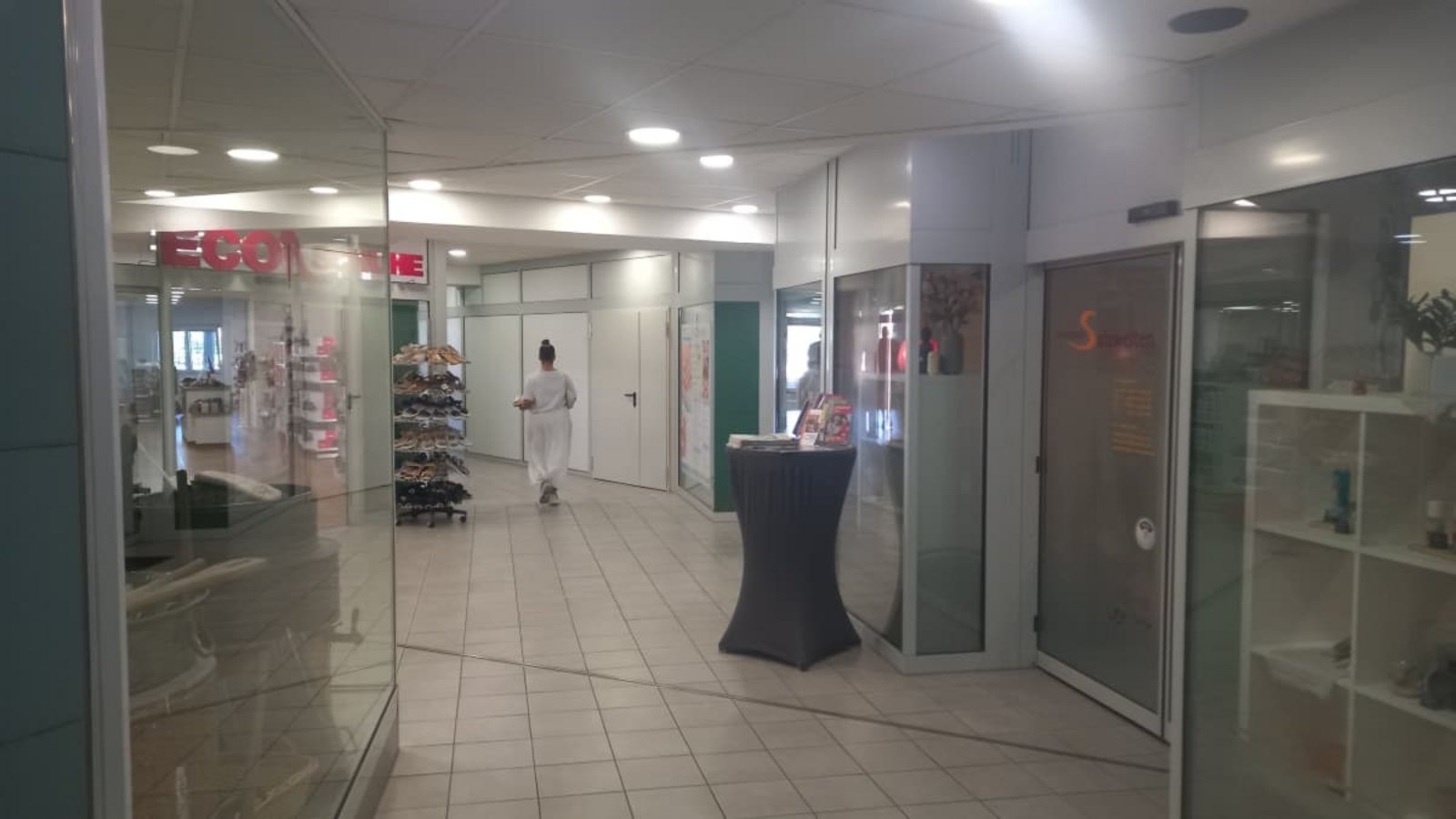 In der Einkaufspassage in der Stuttgarter Straße im Centrum 30 wurde eingebrochen, daher sind die zerstörten Schiebetüren derzeit durch Provisorien ersetzt.Eva Schäfer In der Einkaufspassage in der Stuttgarter Straße im Centrum 30 wurde eingebrochen, daher sind die zerstörten Schiebetüren derzeit durch Provisorien ersetzt.Eva Schäfer