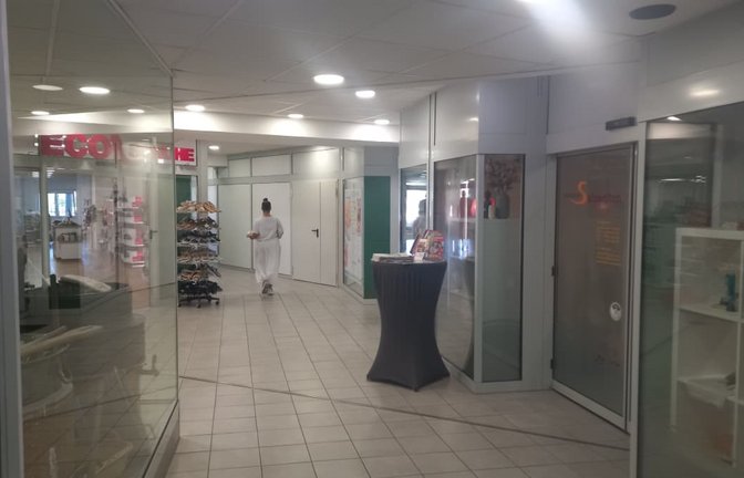 In der Einkaufspassage in der Stuttgarter Straße im Centrum 30 wurde eingebrochen, daher sind die zerstörten Schiebetüren derzeit durch Provisorien ersetzt.<span class='image-autor'>Eva Schäfer</span>