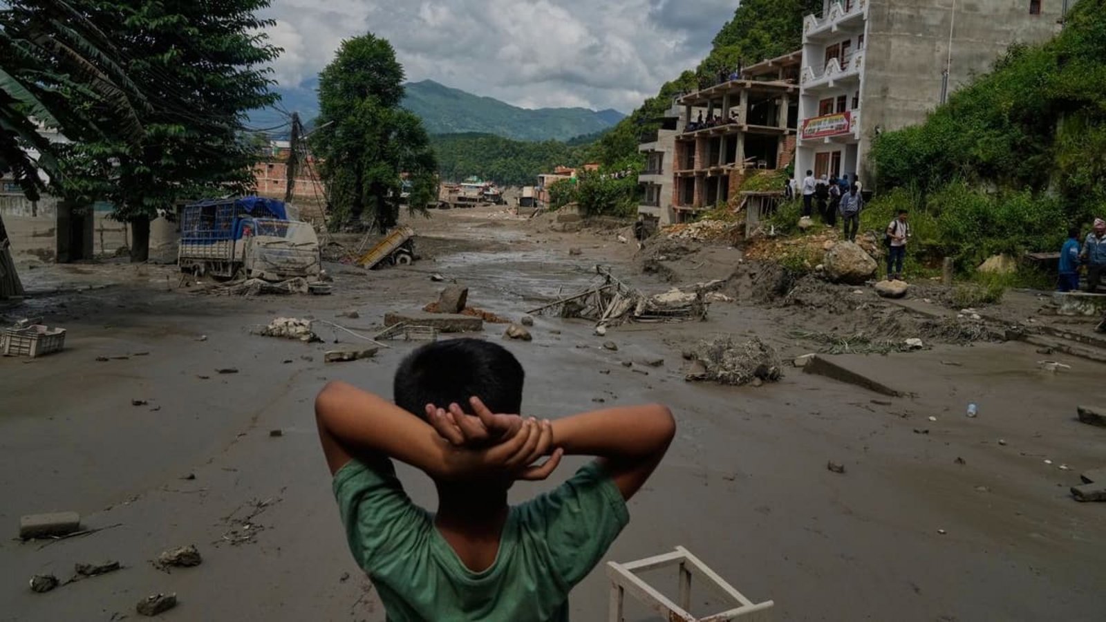 Ein Junge betrachtet die Verwüstungen, die durch Sturzfluten am Fluss Trishuli im nepalesischen Distrikt Nuwakot verursacht wurden. Nach der heftigen Sturzflut in der Grenzregion zwischen China und Nepal gibt es mehrere Tote, nach Behördenangaben werden Hunderte Touristen vermisst.Niranjan Shrestha/AP/dpa