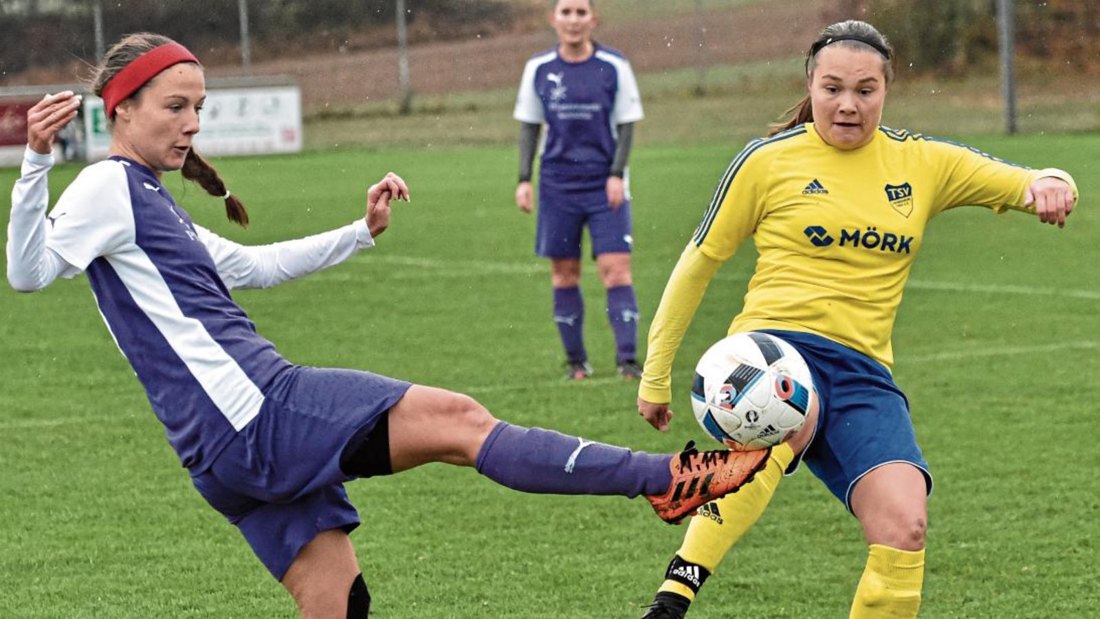 Verena Lange (links) ist zwar vor Natalie Hieronymus am Ball. Die Heimsheimerin ist aber die Heldin des Tages. Sie erzielt das einzige Tor. Foto: Leitner Verena Lange (links) ist zwar vor Natalie Hieronymus am Ball. Die Heimsheimerin ist aber die Heldin des Tages. Sie erzielt das einzige Tor. Foto: Leitner