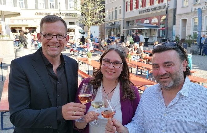 Stoßen auf ein fröhliches und friedliches Weindorf in Vaihingen an (von links): Oberbürgermeister Uwe Skrzypek-Muth, Weinkönigin Maike Schillinger und Michael Eisinger vom Gewerbeverein in-Vai. Foto: Banholzer