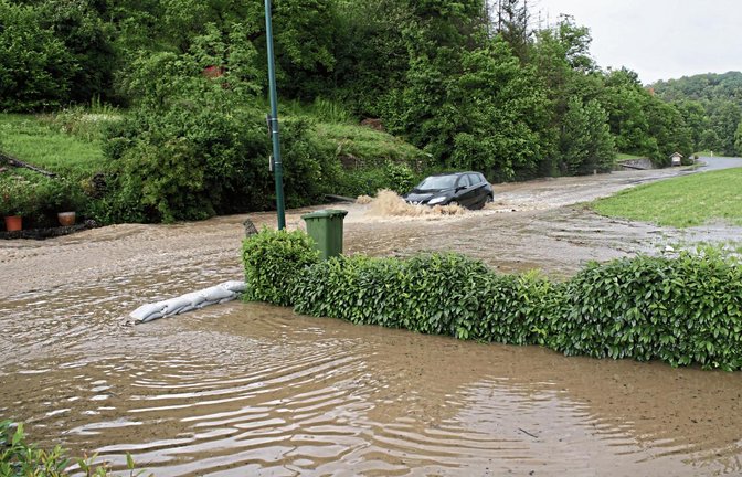 Beim Starkregen Ende Juli war die Ortsdurchfahrt in Großglattbach überflutet. Foto: Archiv
