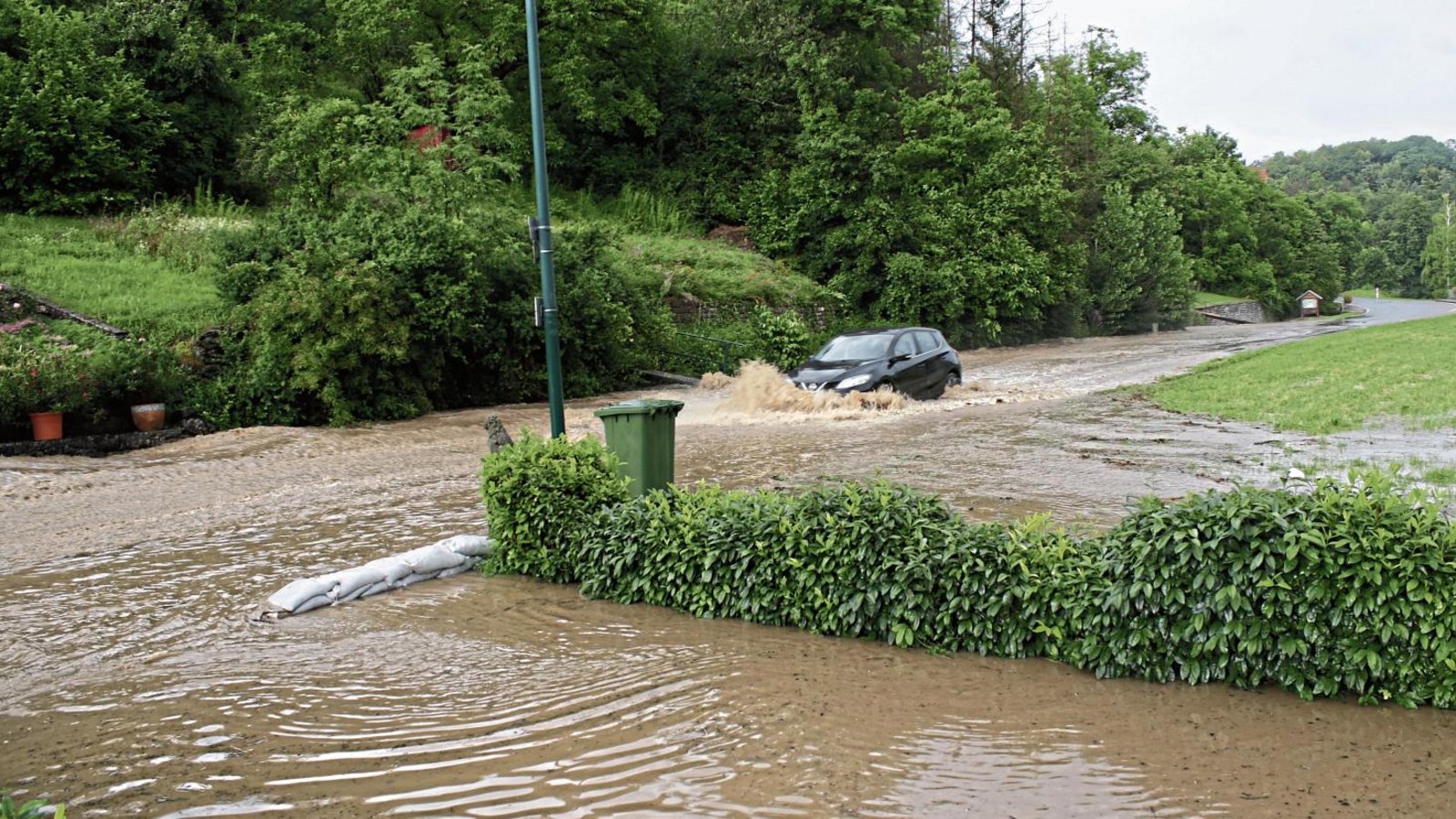 Beim Starkregen Ende Juli war die Ortsdurchfahrt in Großglattbach überflutet. Foto: Archiv Beim Starkregen Ende Juli war die Ortsdurchfahrt in Großglattbach überflutet. Foto: Archiv