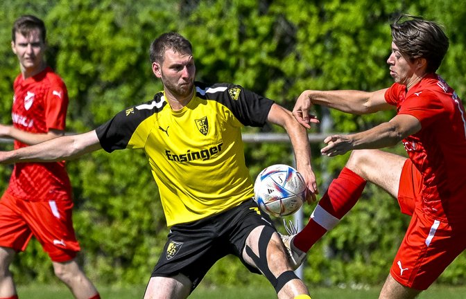 Zweikampf um den Ball zwischen dem Horrheimer David Klenk (rechts) und Gästespieler Steffen Roßmann. Am Ende steht ein torloses Unentschieden im Nachbarschaftsduell. <span class='image-autor'>Foto: Leitner</span>