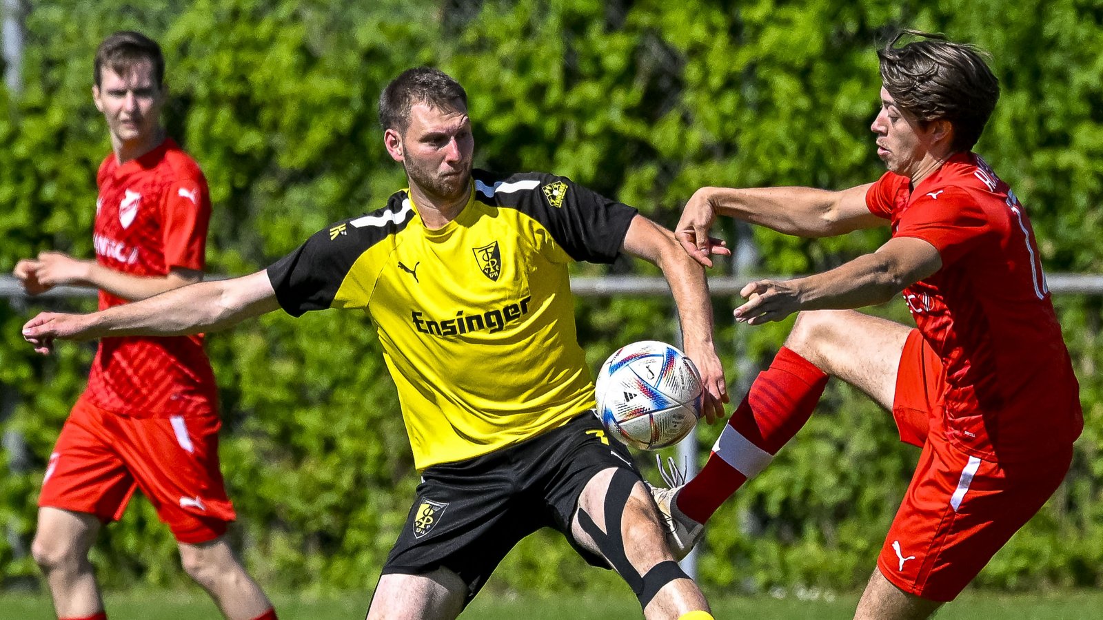 Zweikampf um den Ball zwischen dem Horrheimer David Klenk (rechts) und Gästespieler Steffen Roßmann. Am Ende steht ein torloses Unentschieden im Nachbarschaftsduell. Foto: Leitner Zweikampf um den Ball zwischen dem Horrheimer David Klenk (rechts) und Gästespieler Steffen Roßmann. Am Ende steht ein torloses Unentschieden im Nachbarschaftsduell. Foto: Leitner