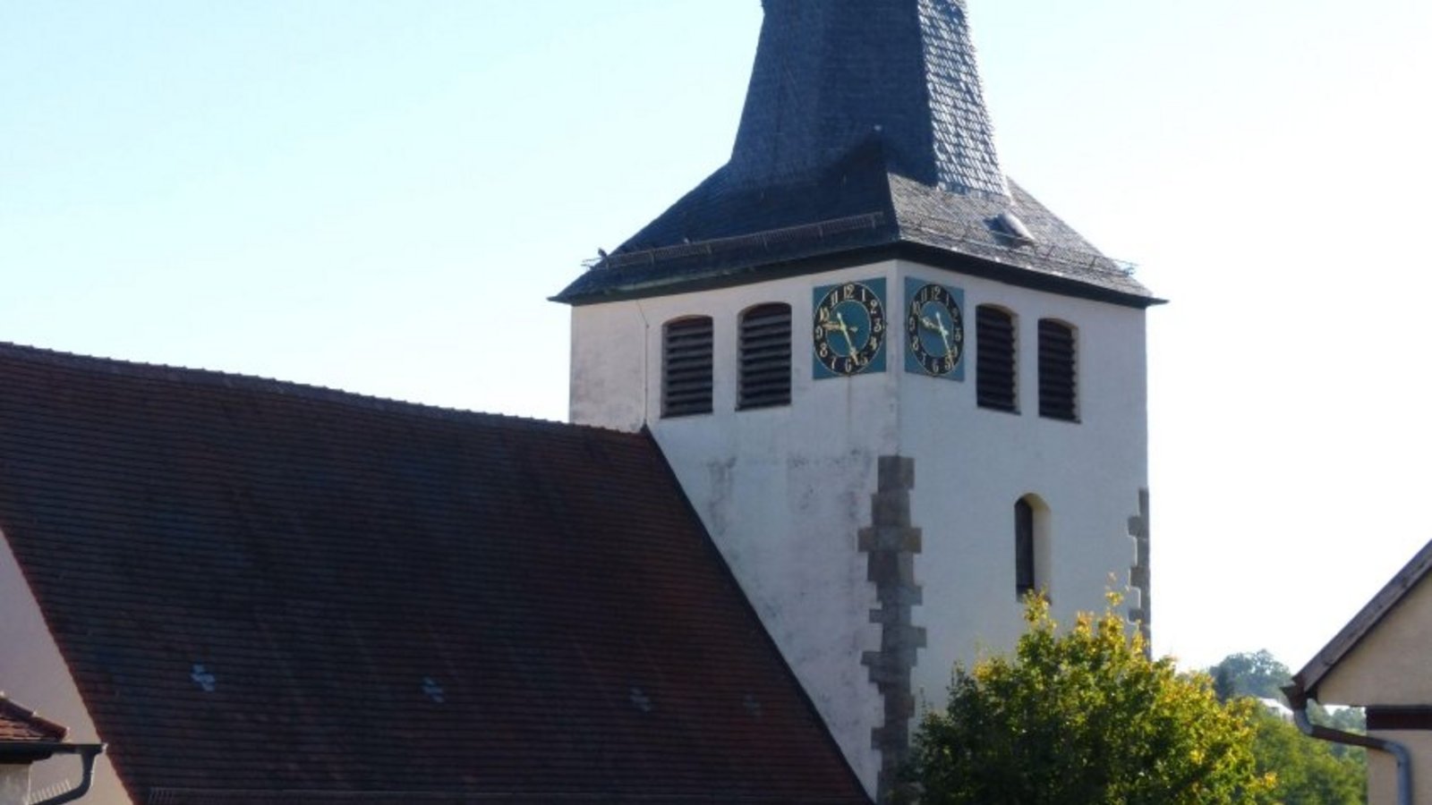 Treffpunkt ist an der Auricher Kirche. Foto: pv