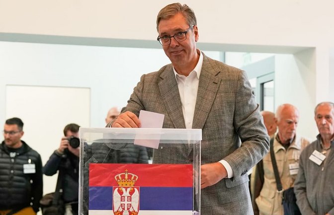 Aleksandar Vučić bei der Stimmenabgabe. Die Wahl entscheidet, ob er erneut Ministerpräsident für Serbien wird.<span class='image-autor'>Darko Vojinovic/AP/dpa</span>