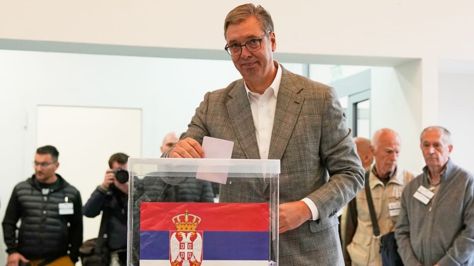Aleksandar Vučić bei der Stimmenabgabe. Die Wahl entscheidet, ob er erneut Ministerpräsident für Serbien wird.Darko Vojinovic/AP/dpa