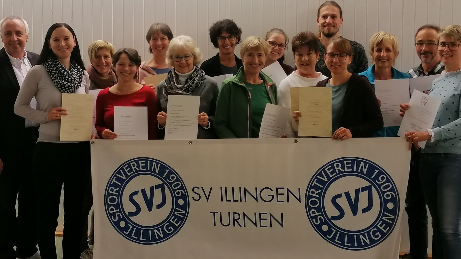 Bei der Abteilungsversammlung der Turnabteilung des Sportvereins Illingen gab es 23 Ehrungen. Von Gau-, über STB- und DTB-Ehrungen waren viele Ehrungen dabei und die Turnabteilung freute sich, dass auch das Turngau-Präsidium durch Frank Last vertreten war. Besonders hervorzuheben sind die Ehrenurkunden für über 40 Jahre Übungsleitertätigkeit, welche an Doris Müllner und Elisabeth Pollak verliehen wurden. Ohne die Ehrenamtlichen wäre die Turnabteilung nicht das, was sie ist, heißt es abschließend. Bei der Abteilungsversammlung der Turnabteilung des Sportvereins Illingen gab es 23 Ehrungen. Von Gau-, über STB- und DTB-Ehrungen waren viele Ehrungen dabei und die Turnabteilung freute sich, dass auch das Turngau-Präsidium durch Frank Last vertreten war. Besonders hervorzuheben sind die Ehrenurkunden für über 40 Jahre Übungsleitertätigkeit, welche an Doris Müllner und Elisabeth Pollak verliehen wurden. Ohne die Ehrenamtlichen wäre die Turnabteilung nicht das, was sie ist, heißt es abschließend.