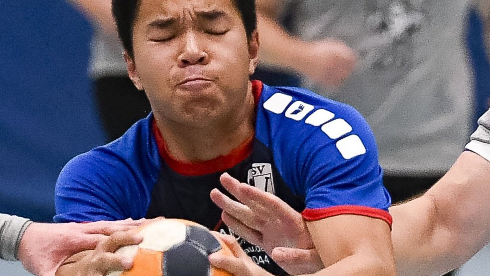 Minh-Huan Hong (Mitte) ist es gewöhnt, sich gegen viele gegnerische Hände durchzusetzen. Gelingt den Oberriexinger Handballern ein Sieg in Ludwigsburg-Oßweil? Archivfoto: Leitner