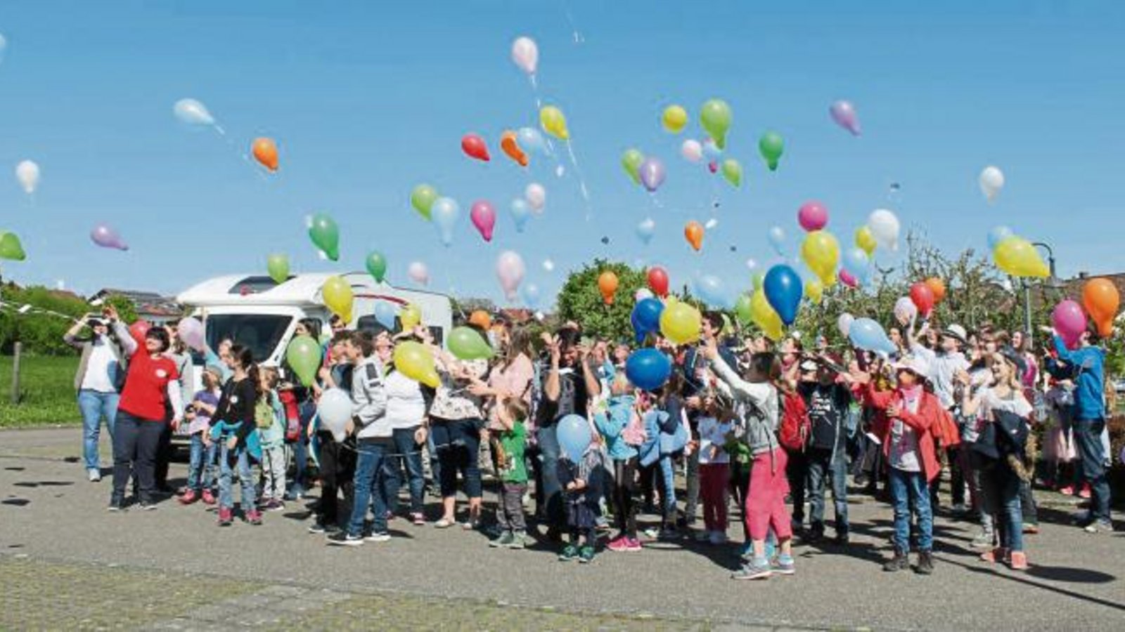 Zum Abschluss geht es in die Lüfte – zumindest für die Luftballons. Foto: Pfisterer Zum Abschluss geht es in die Lüfte – zumindest für die Luftballons. Foto: Pfisterer