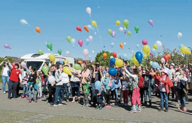 Zum Abschluss geht es in die Lüfte – zumindest für die Luftballons. Foto: Pfisterer