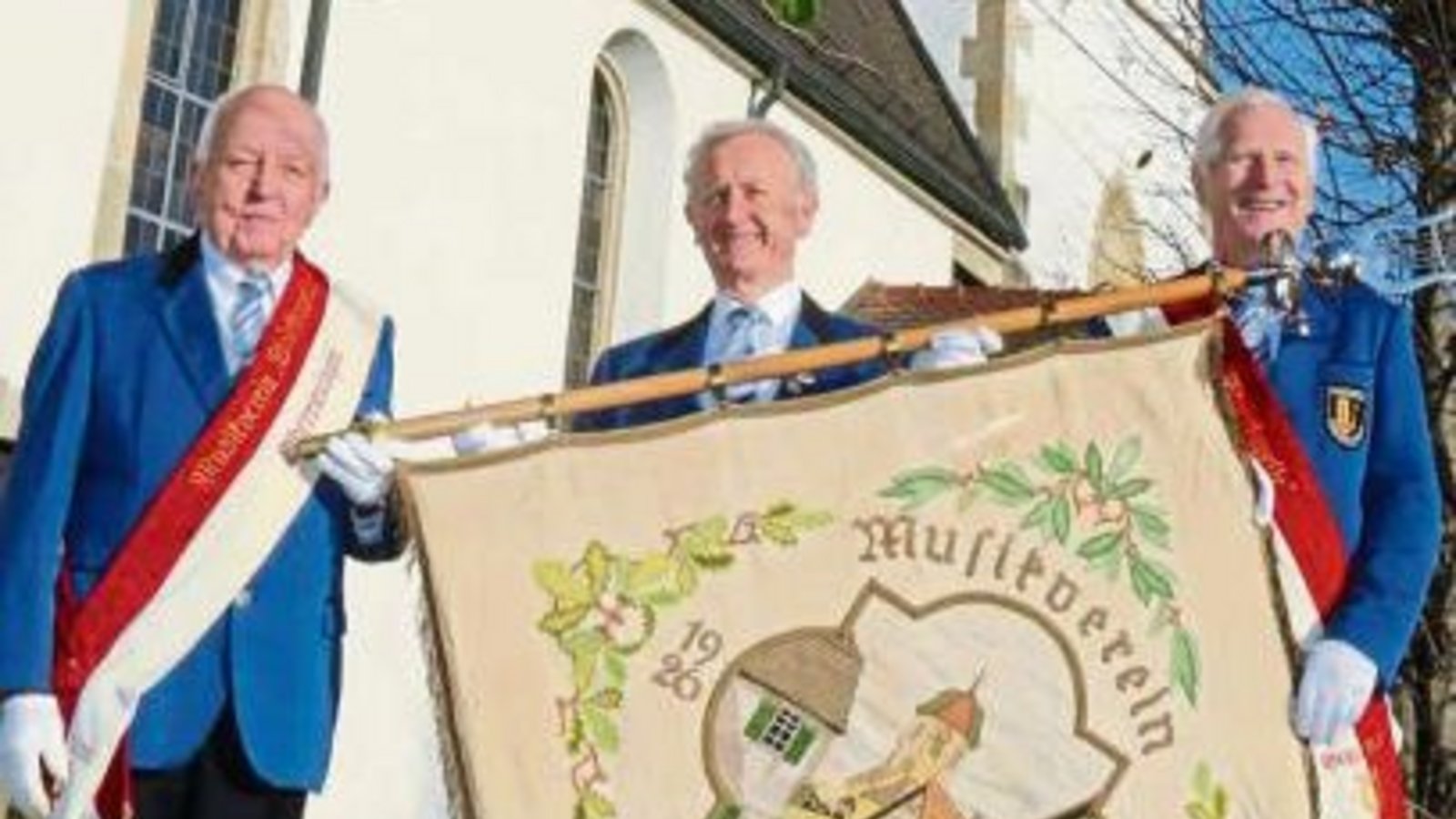 Die drei Herren der Fahnenabordnung: Weisser, Kilian und Schray (von links). Die drei Herren der Fahnenabordnung: Weisser, Kilian und Schray (von links).