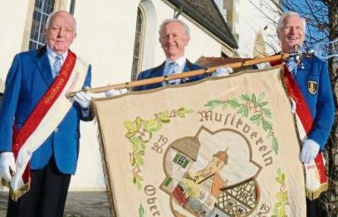 Die drei Herren der Fahnenabordnung: Weisser, Kilian und Schray (von links).